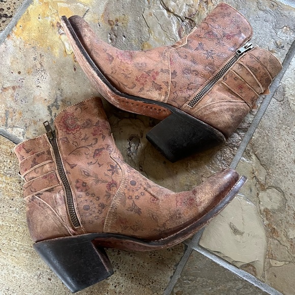 🍃💕Lucchese Distressed Floral Print All Leather Bootie - Picture 6 of 12